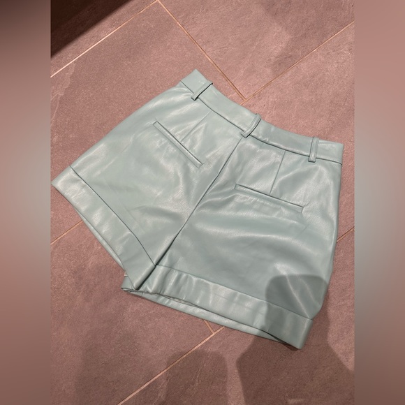 Alice + Olivia pleated Conroy tailored shorts - Picture 3 of 6